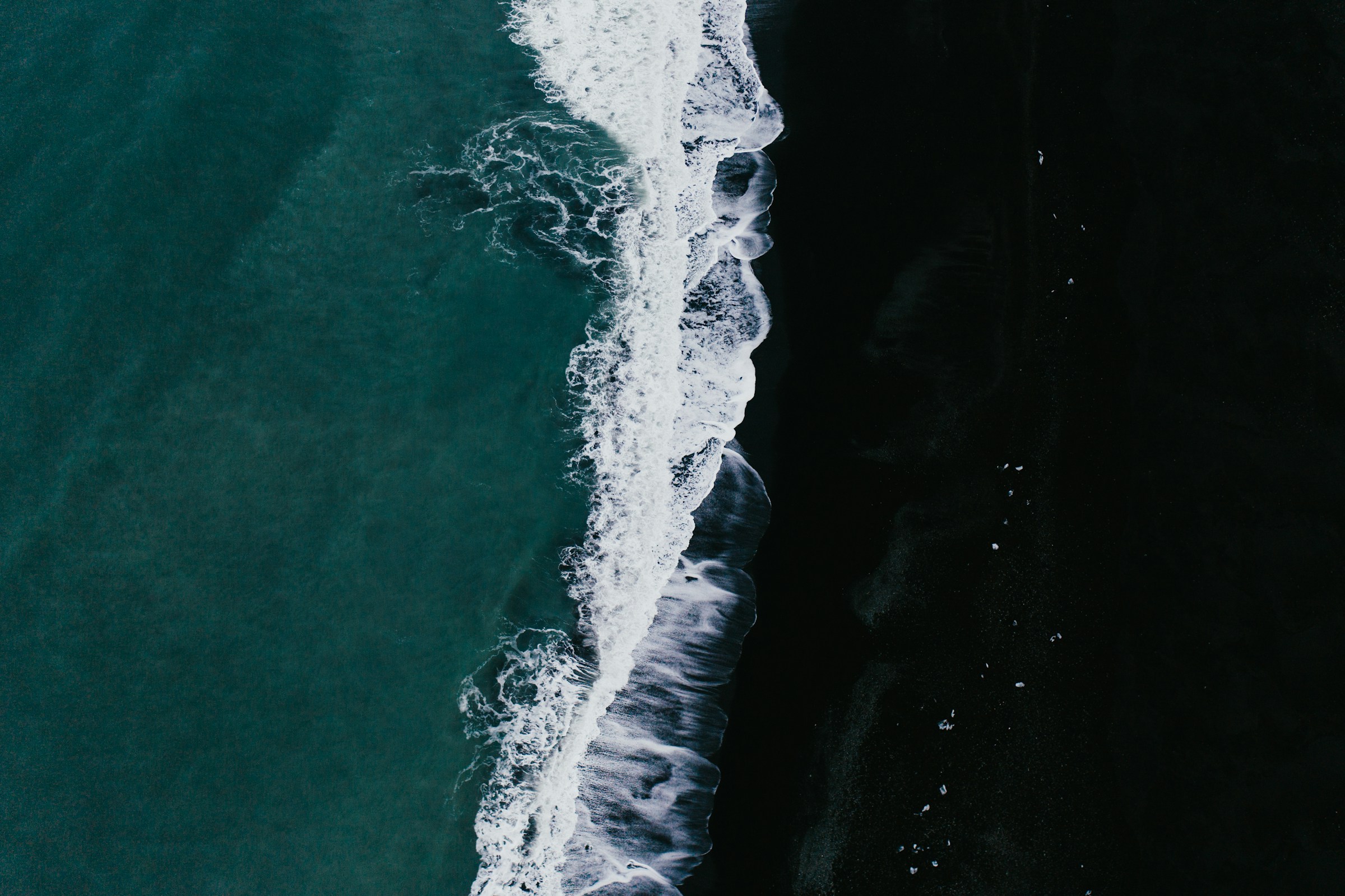 uma onda se formando no mar